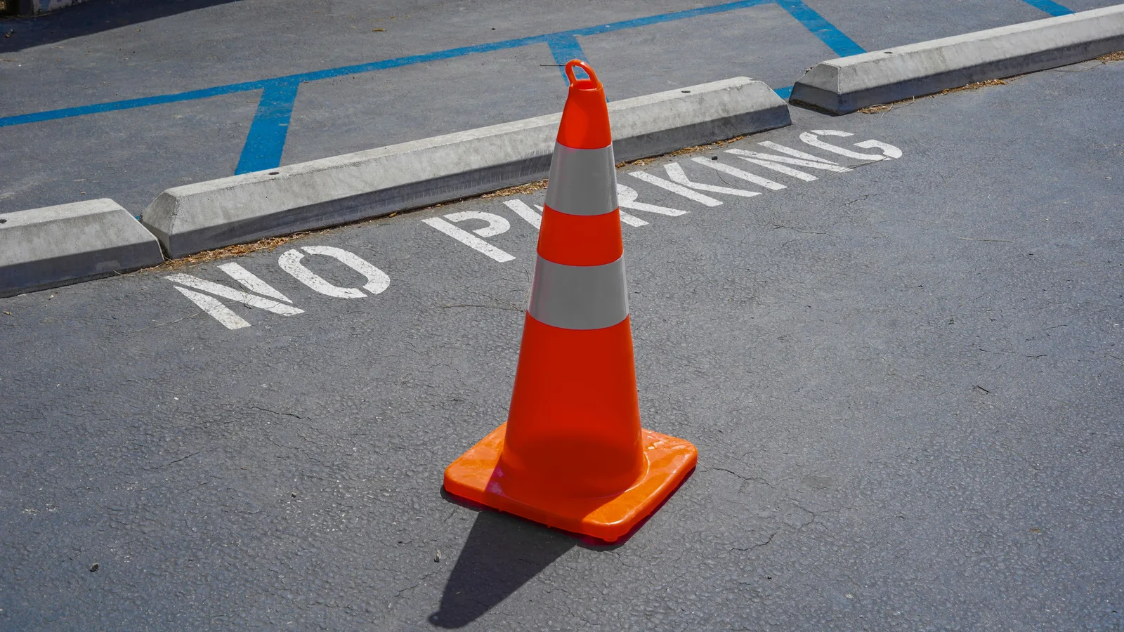 NO PARKING Stencils